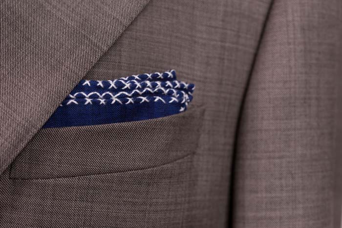 dark_blue_linen_pocket_square_with_white_x_stitch_edge_handrolled_made_in_italy_-_fort_belvedere-4807