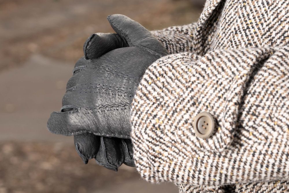 Peccary Gloves in Charcoal Black with Rabbit Fur Lining when worn