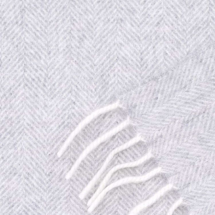 Cashmere Scarf for Men in Light Grey Herringbone Pattern with fringes - Fort Belvedere 