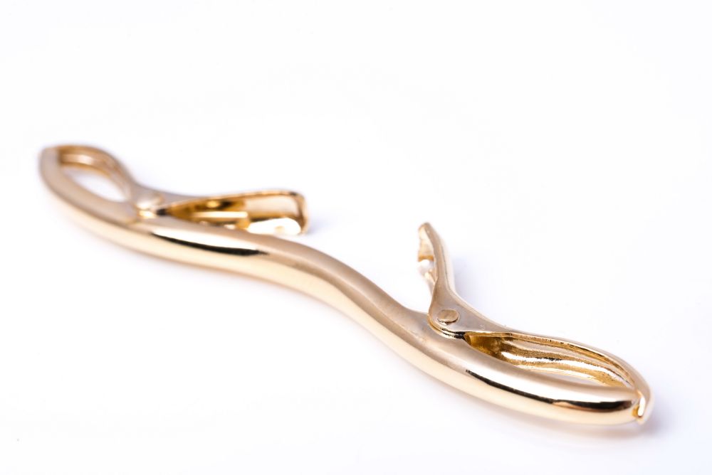 Collar bar clip for shirt collars in yellow gold by Fort Belvedere