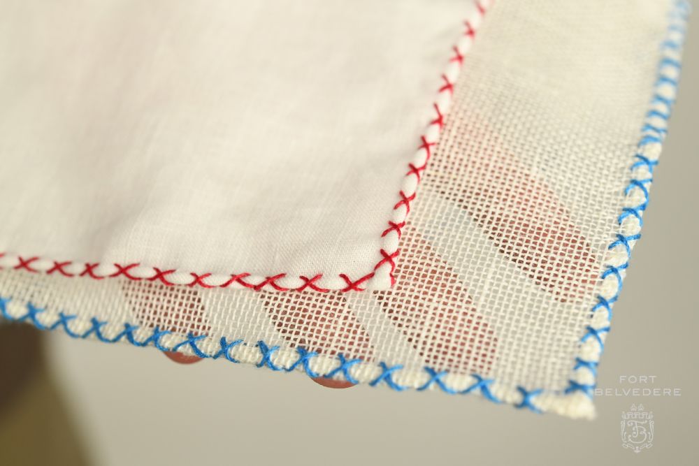 Comparison traditional linen vs. handcrafted linen pocket sqyare by Fort Belvedere