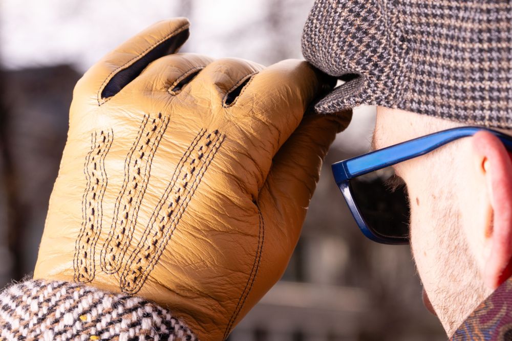 Light Tan Lamb Nappa Touchscreen Gloves with Denim Blue Contrast, tweed cap and sungglasses