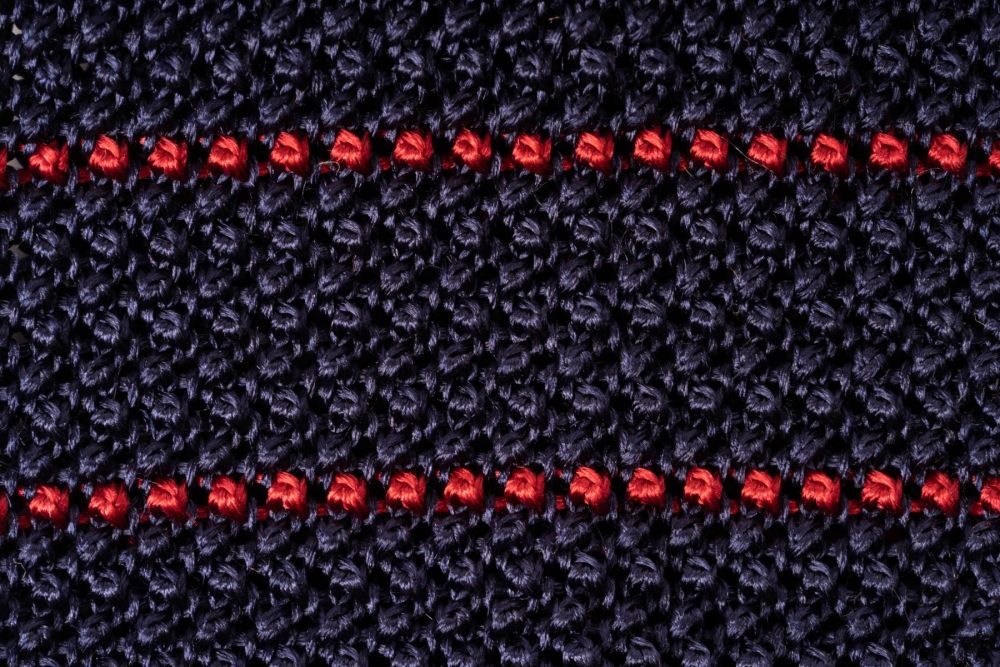 Knit Tie in Solid Navy with Fine Red Stripes - Fort Belvedere