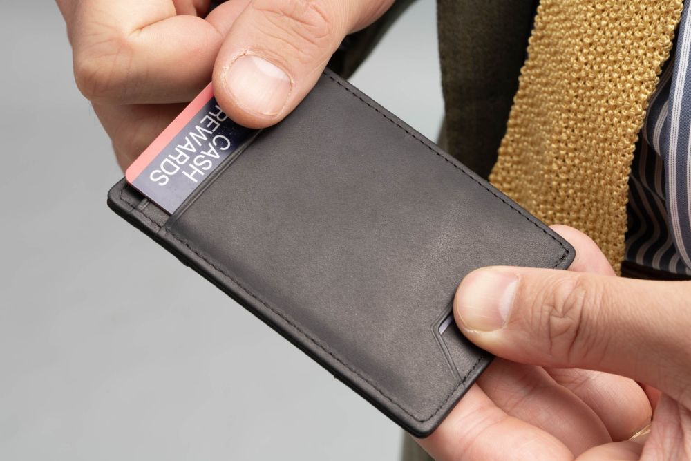 Slim Wallet - 4CC - Americana Black Full-Grain Leather comes with an RFID blocking feature. 