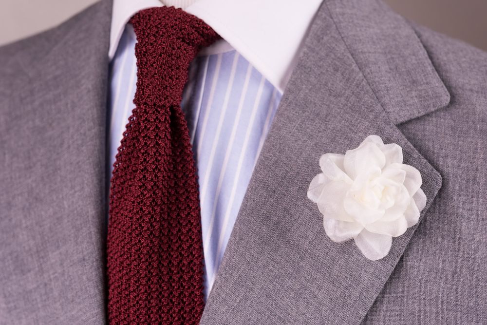 White Spray Rose Boutonniere with burgundy knit tie - Handmade in Germany by Fort Belvedere