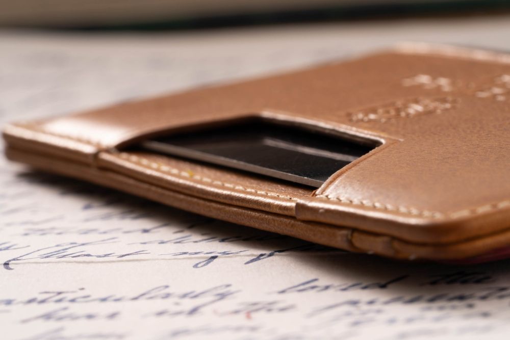 Folded Edges and cut edge on the thumb push hole on a super slim card wallet by Fort Belvedere 