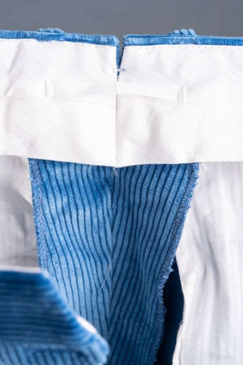 3 inches of fabric reserve in the waist and an inside loop that allows you to conveniently hang your Stancliffe trousers when at the gym or on the go. You can also see the 100% cotton lining on the interior of the azure bleu Stancliffe pants in white. 