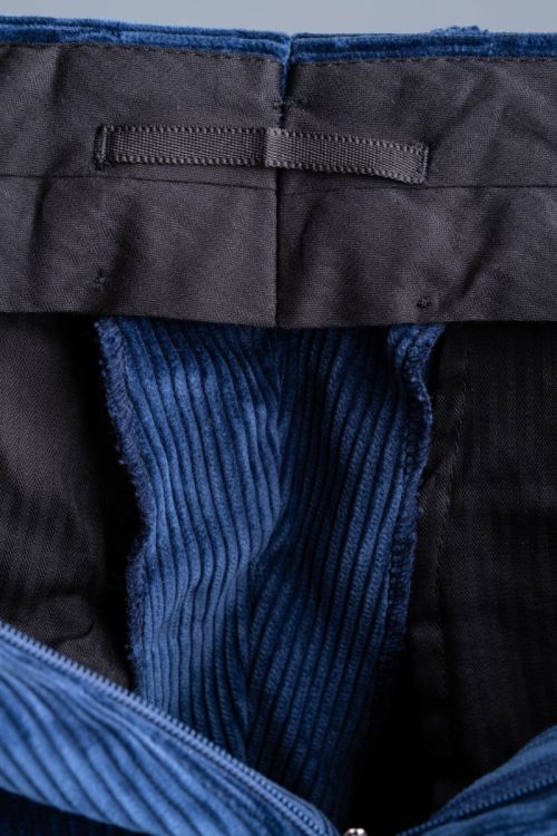 3 inches of fabric reserve in the waist and an inside loop that allows you to conveniently hang your Stancliffe trousers when at the gym or on the go.
You can also see the 100% cotton lining on the interior of the pants in striped black. 