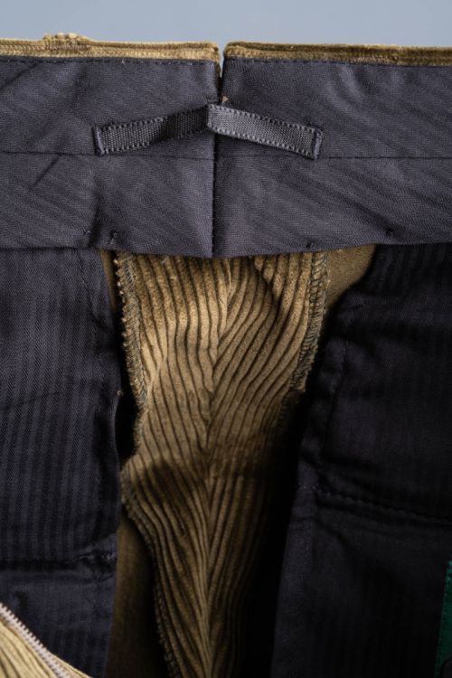 3 inches of fabric reserve in the waist and an inside loop that allows you to conveniently hang your Stancliffe trousers when at the gym or on the go.
You can also see the 100% cotton lining on the interior of the pants in striped black. 