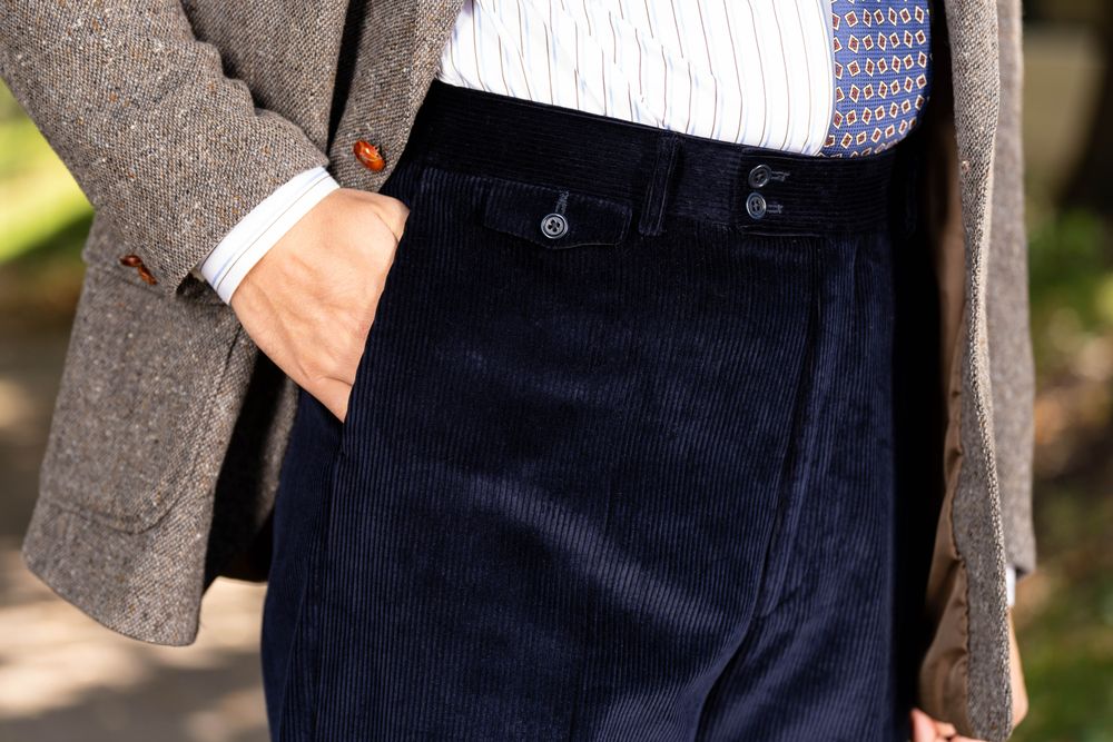 Detailed view of the flapped ticket pocket of the Midnight Blue Corduroy trousers. 