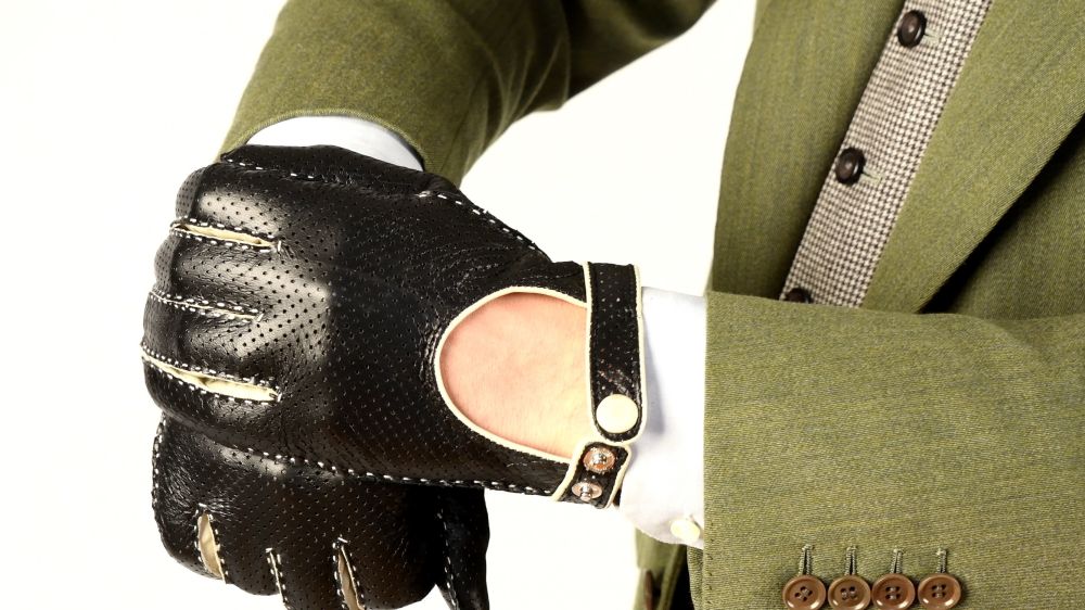 Fort Belvedere Driving Racing Gloves in Lamb Nappa Leather with White Buttons Piping and handwoven arrow. Handmade in Hungary by Fort Belvedere