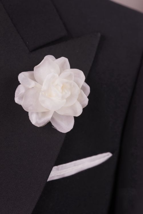 White Spray Rose Boutonniere with White Linen Pocket Square - Handmade in Germany by Fort Belvedere