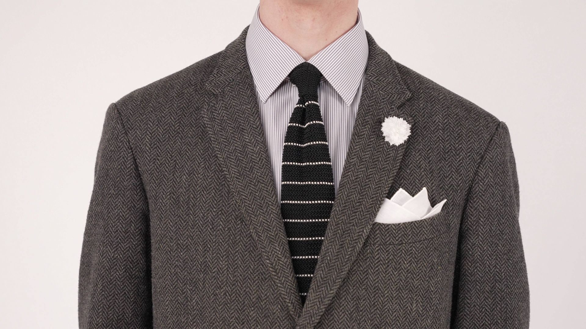 N997/55 Men's Fine Striped Black & White Silk Knitted Tie 