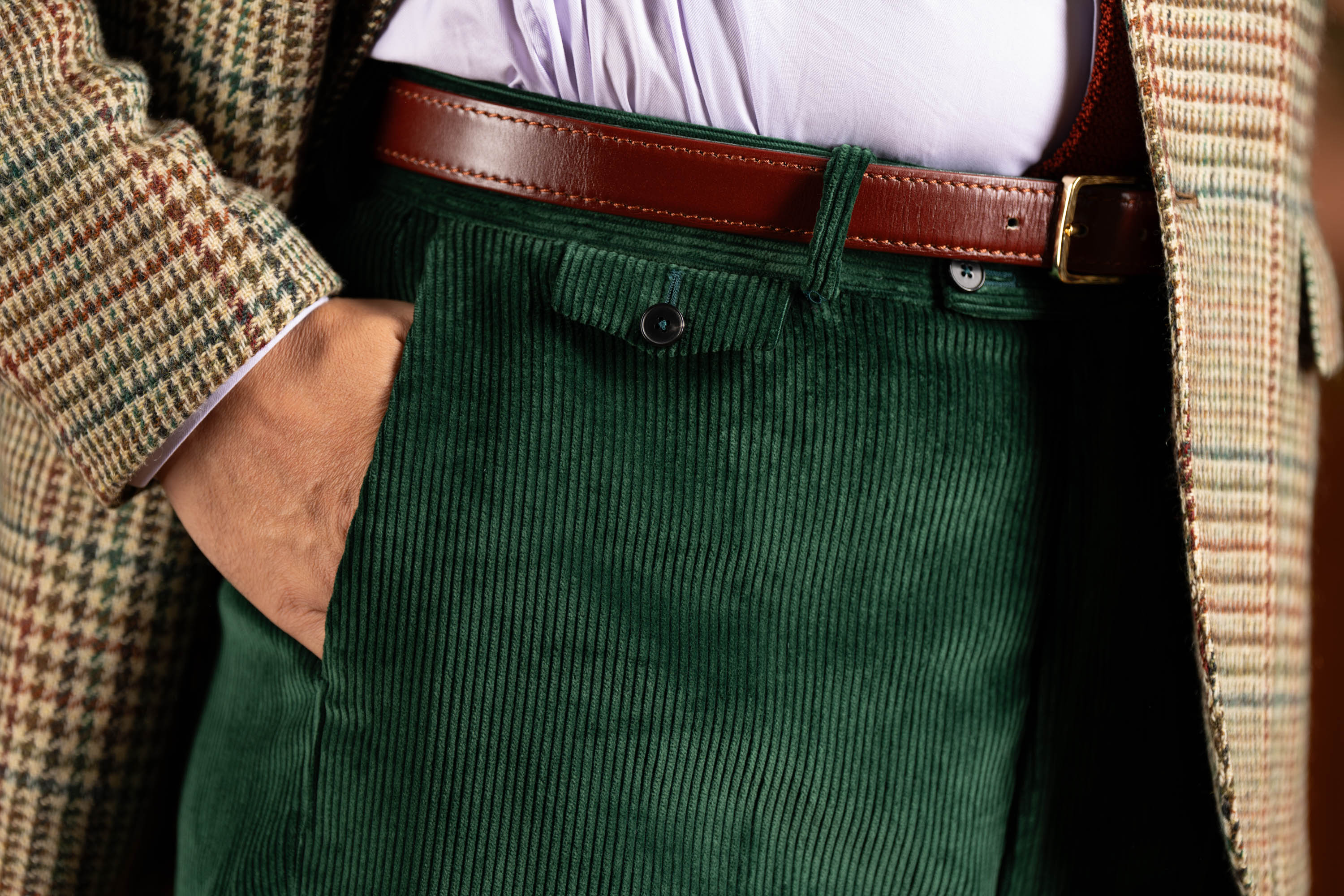 Photo highlichting the pocket and ticket pocket of the focused British racing green Stancliffe corduroy trousers by Fort Belvedere
