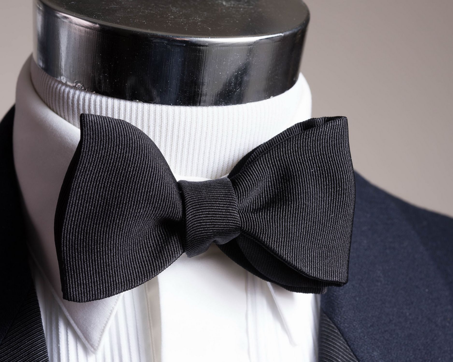 TigerTie Cummerbund handkerchief bow tie 100% silk color black
